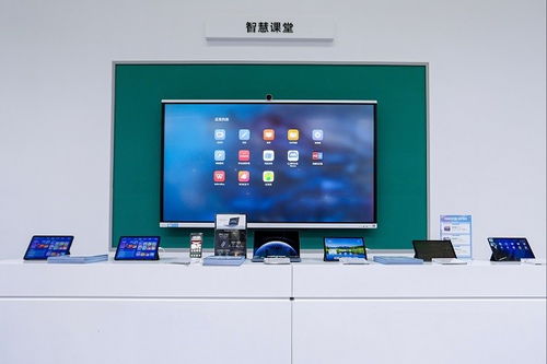智慧教育新篇章 華為擎云亮相第七屆深圳教育裝備博覽會，展示計算機(jī)軟硬件及輔助設(shè)備一體化解決方案
